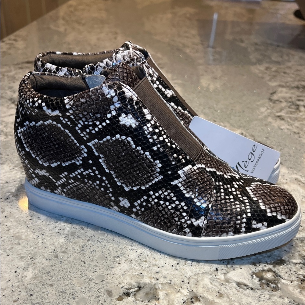 NWT Aqua College Waterproof Snake Print Sneakers Size 8